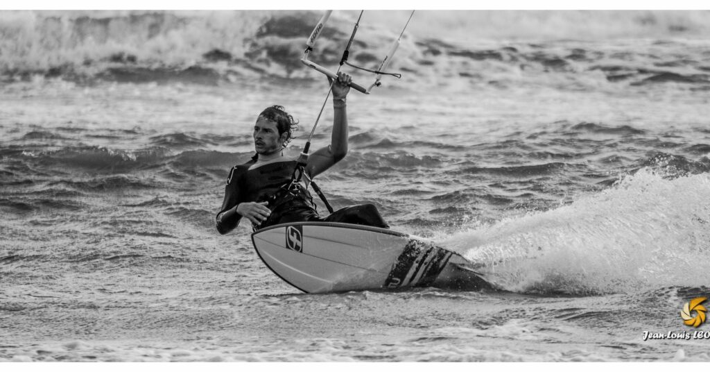 Fabrice Delobette kitesurfing strapless by Jean Louis Leonard